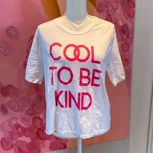 Le superbe tee “cool to be kind” white with hot pink letters